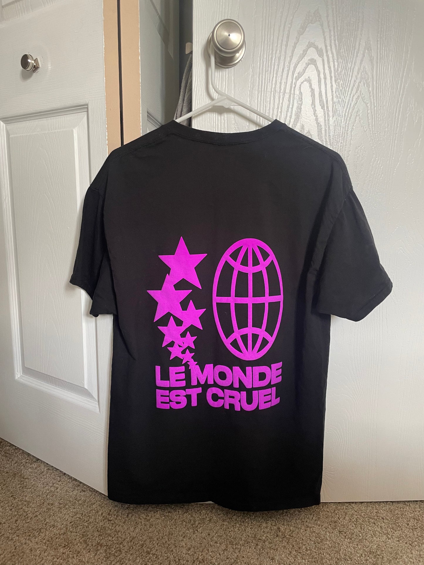 Le monde est cruel T-Shirt